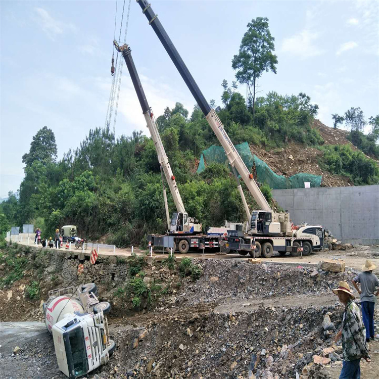壤塘汽车掉沟里叫吊车救援要多少钱